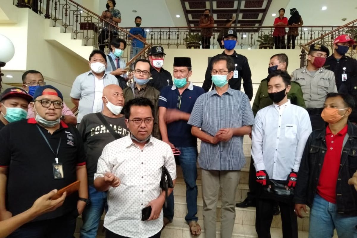 Sejumlah elemen masyarakat di Surabaya minta PSBB dihentikan