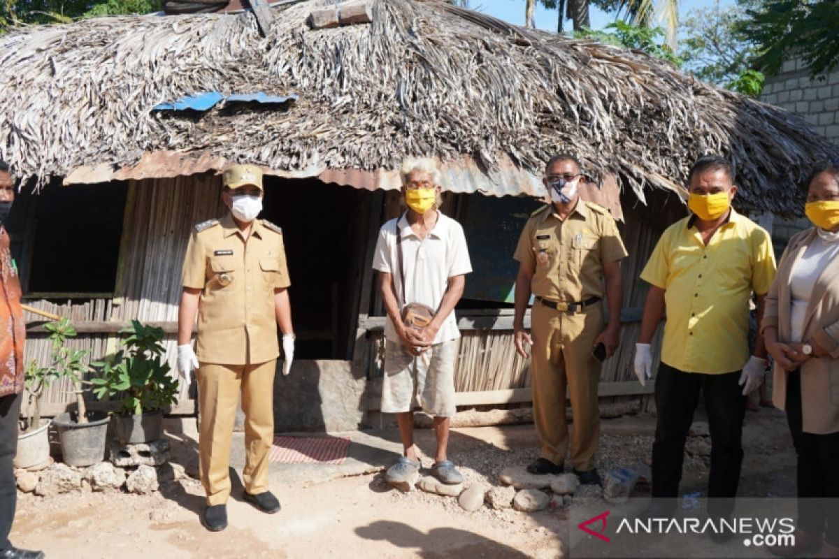 Pemkot Kupang bedah rumah warga lansia
