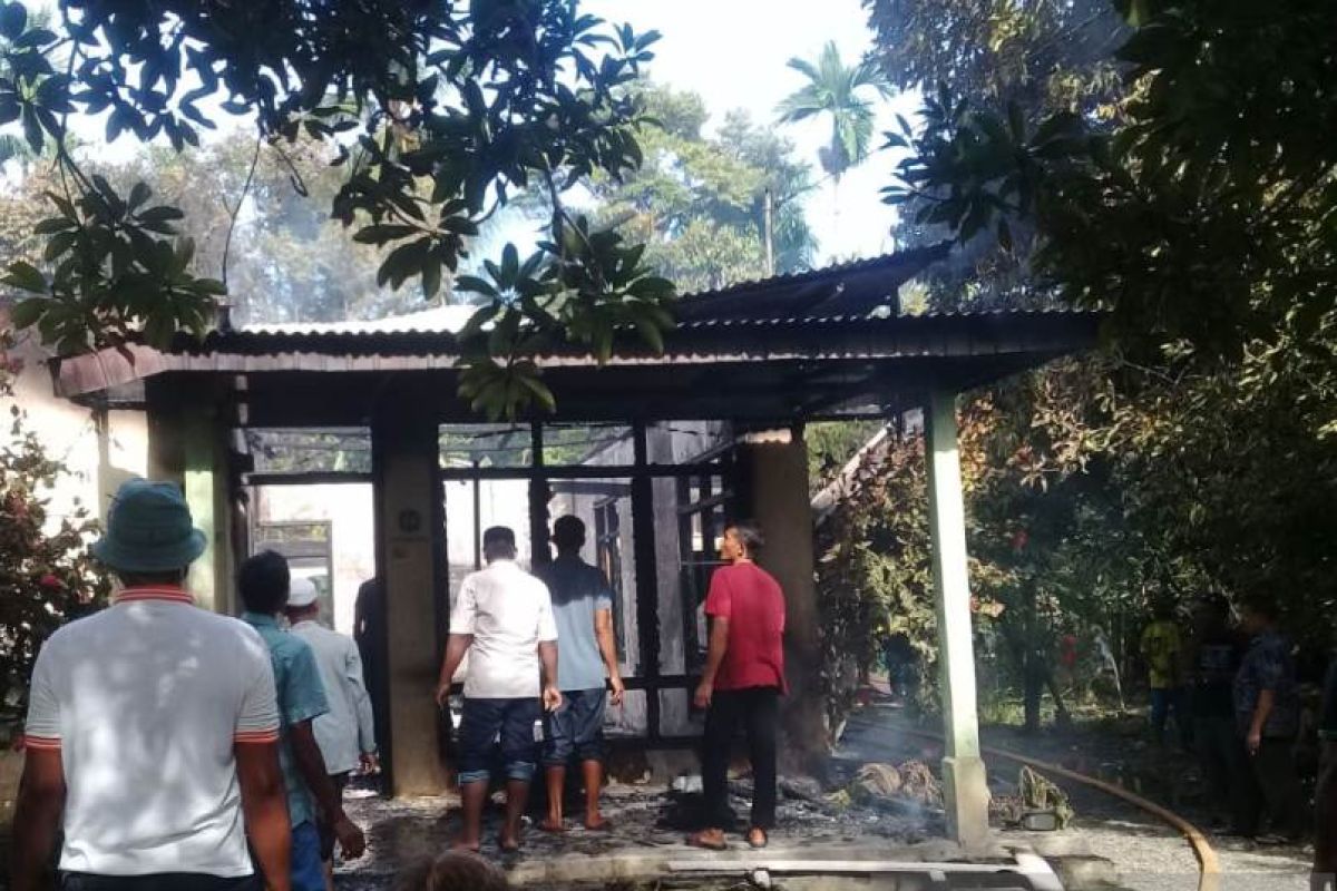 Ditinggal pemilik, satu unit rumah warga di Aceh Barat terbakar