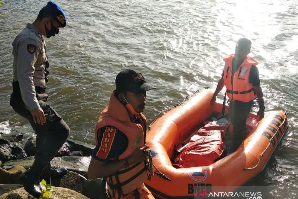 Korban tenggelam asal Desa Masjid mengapung di permukaan laut