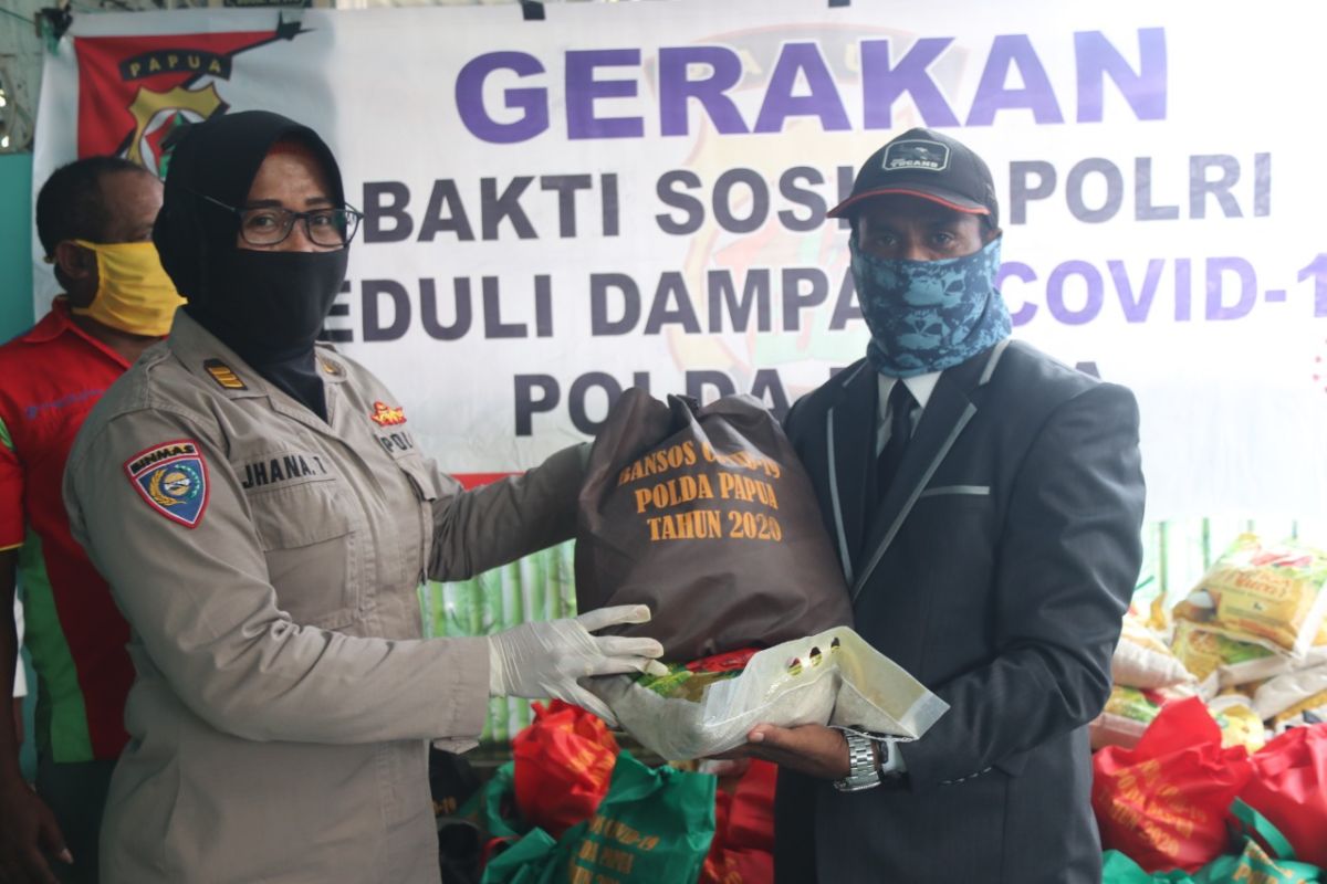 Binmas Polda Papua berikan 600 sembako kepada perkumpulan disabilitas