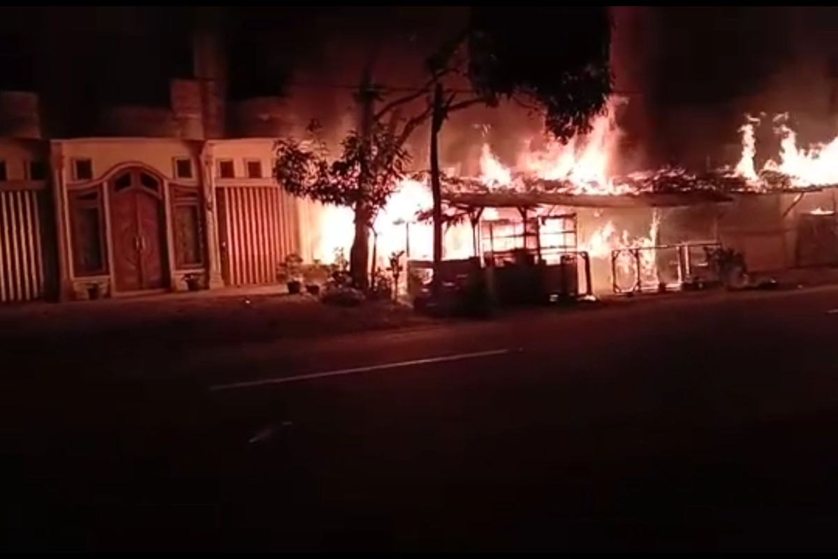 Sebuah warung makan di Abdya ludes terbakar