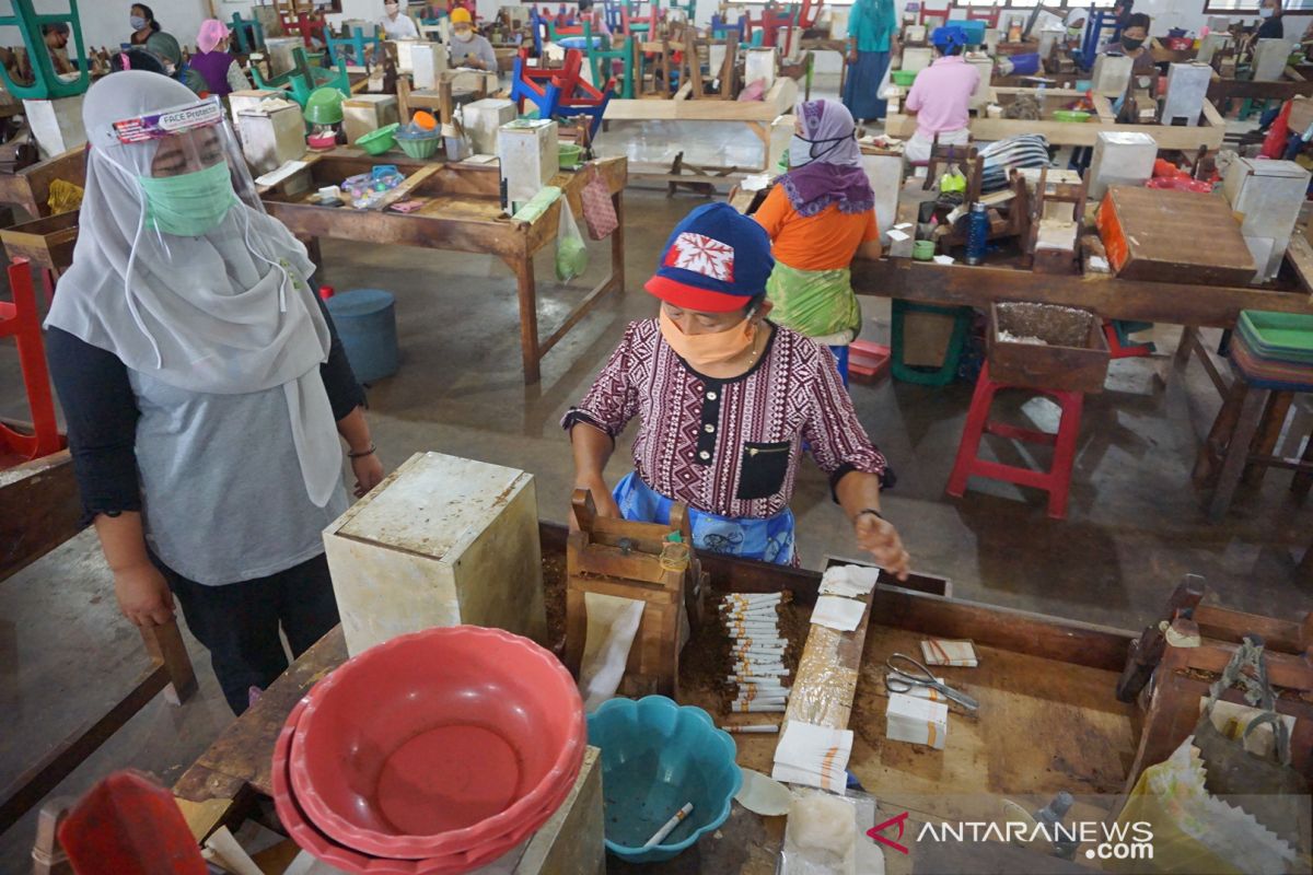 Ada pekerjanya terpapar corona, pabrik rokok di Tulungagung tetap beroperasi