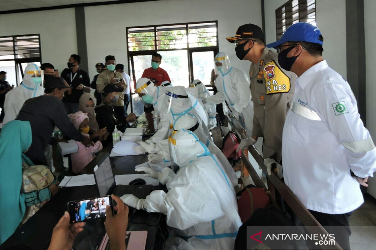 Pelindo III  tes cepat penumpang kapal di pelabuhan penyeberangan Situbondo-Madura