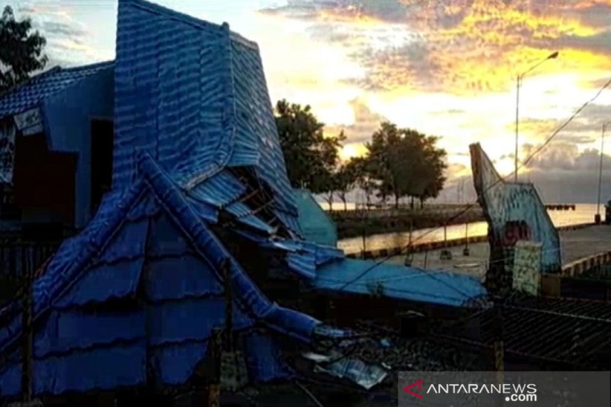 Nahkoda mengantuk, Kapal penumpang tabrak gapura Pelabuhan Raha