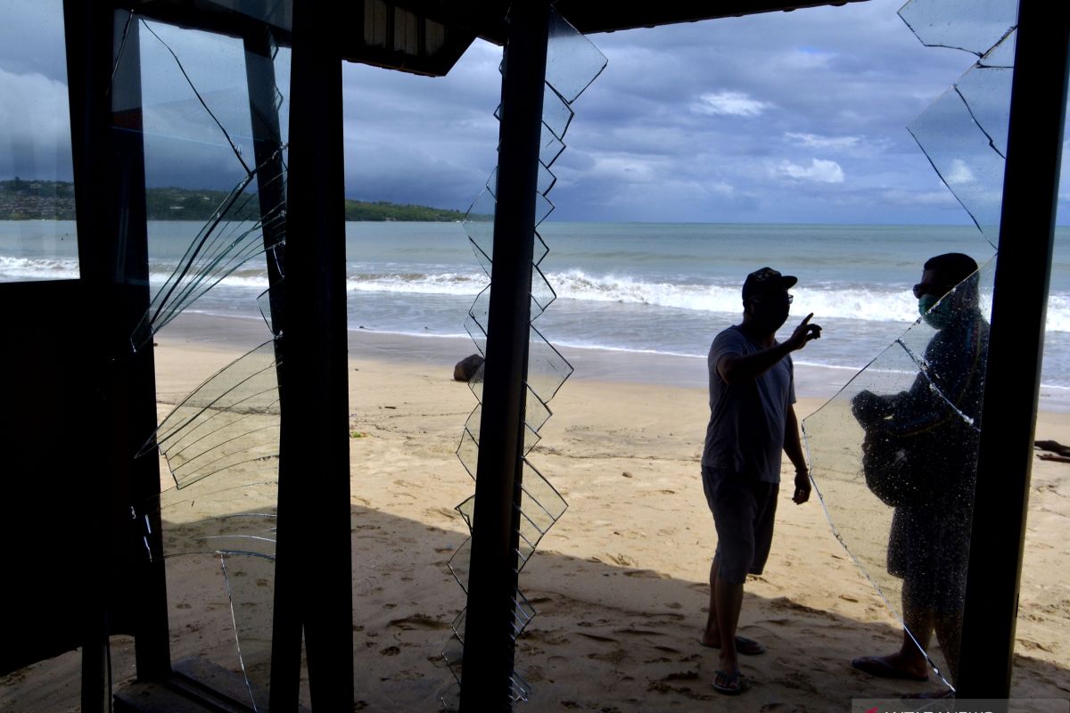 Gelombang pasang rusak kafe di Jimbaran-Bali