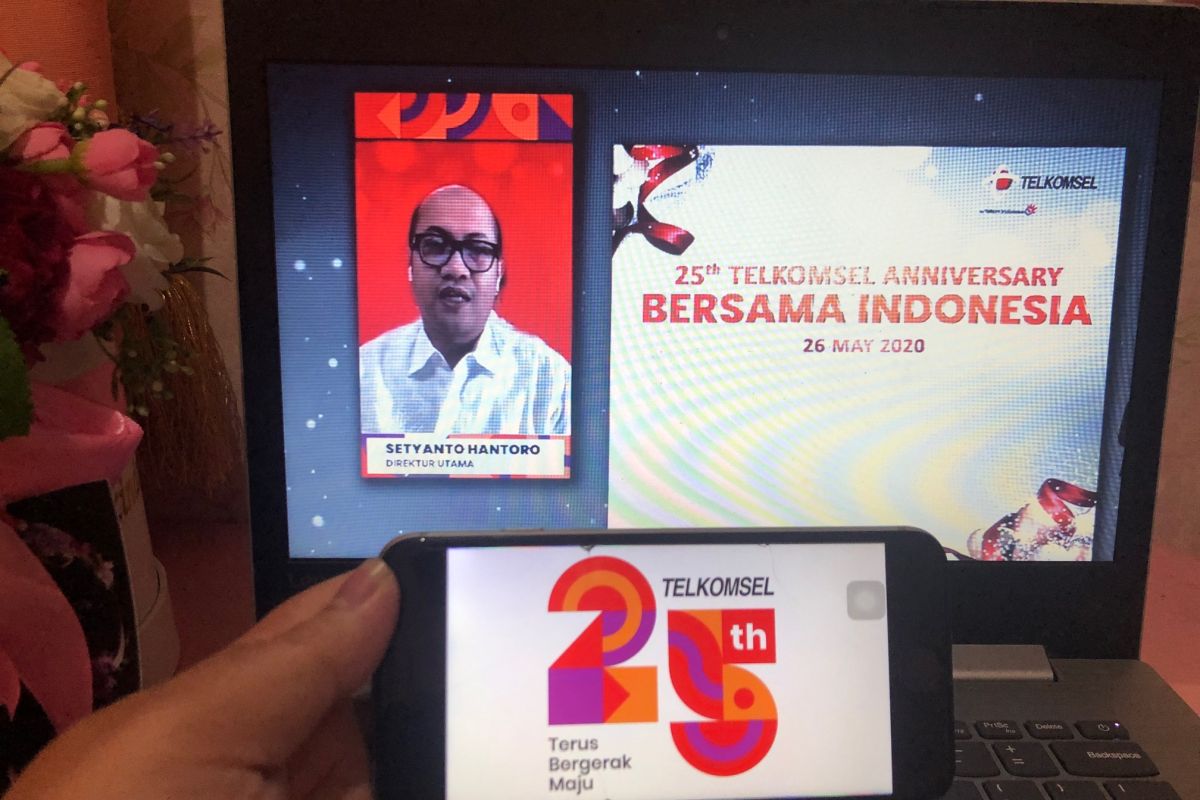25 Tahun Telkomsel : memaknai konsistensi melayani negeri bergerak maju Indonesia