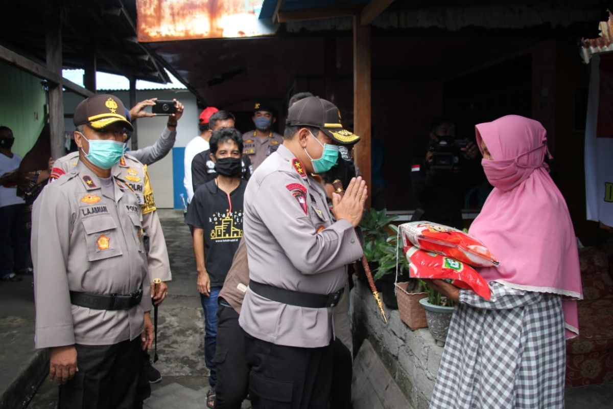 Kapolda Malut pimpin penyaluran bantuan bagi warga terdampak COVID-19