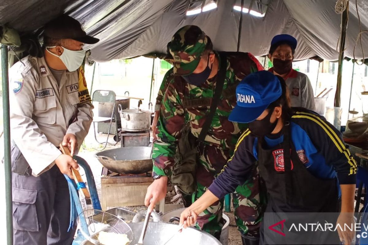 TNI masak 2.000 porsi nasi bungkus untuk korban banjir Samarinda