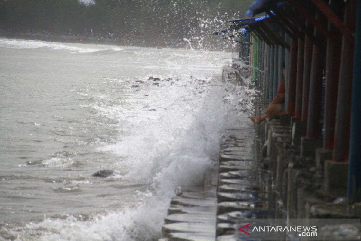 Puluhan warung pedagang di pantai Bengkulu diterjang ombak