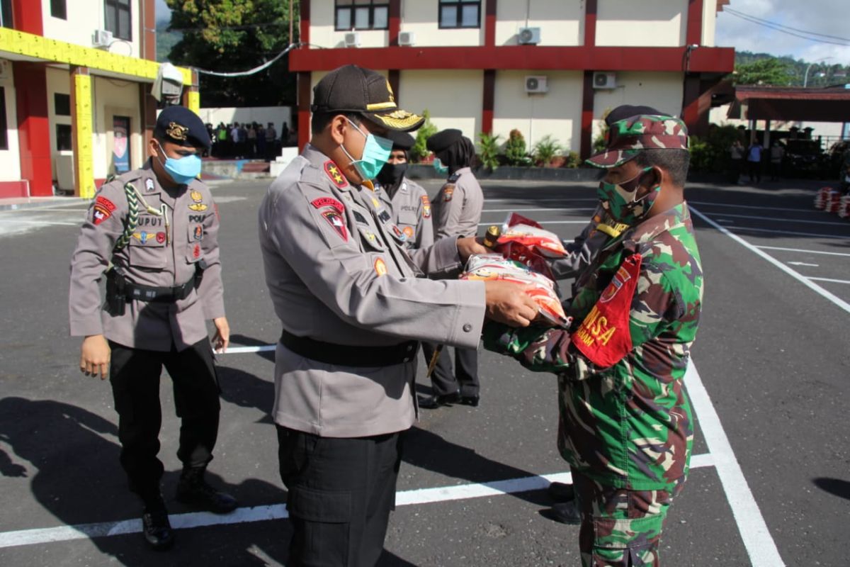 Polda Malut bersama TNI salurkan 5 ton beras di Kota Ternate
