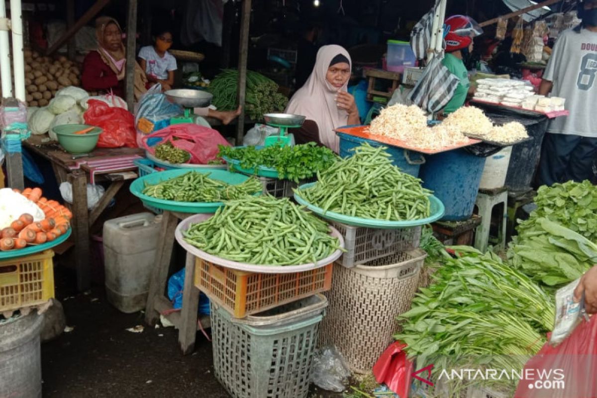 Harga berbagai jenis sayuran di pasar Ambon normal