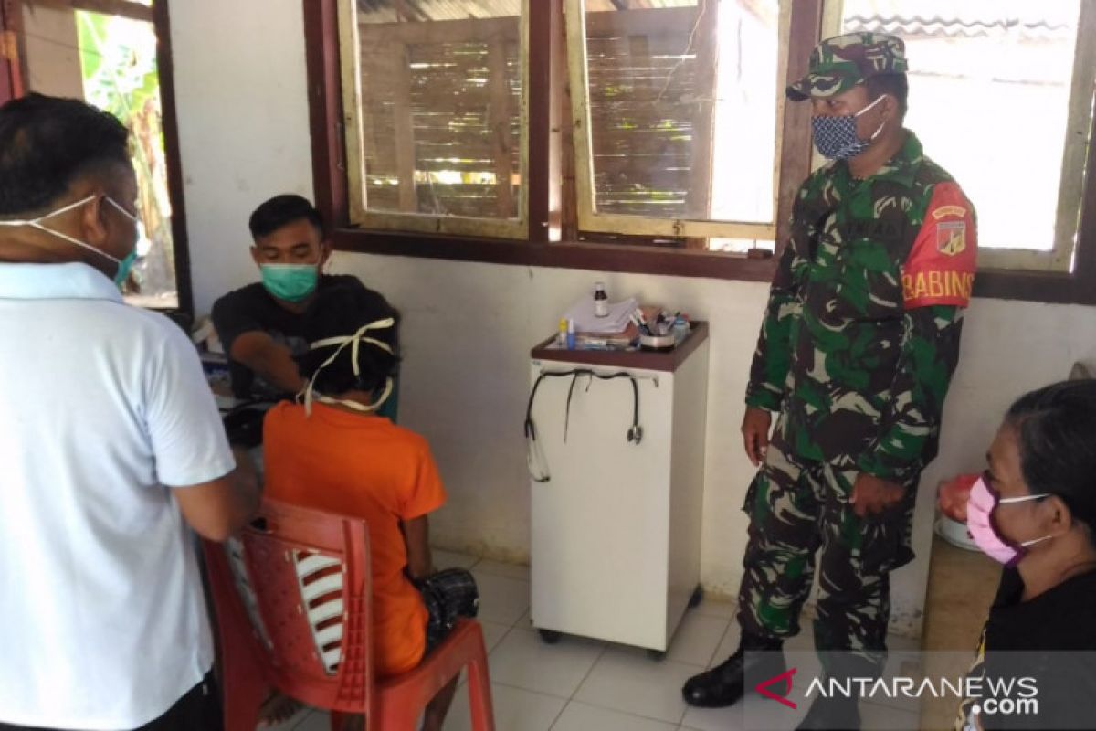 Babinsa di pulau perbatasan Sangihe mendampingi pelayanan posyandu