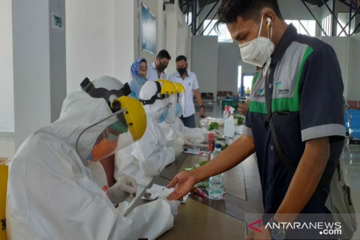 Lanal Kendari gelar tes cepat COVID-19 ABK pelabuhan Bungkutoko