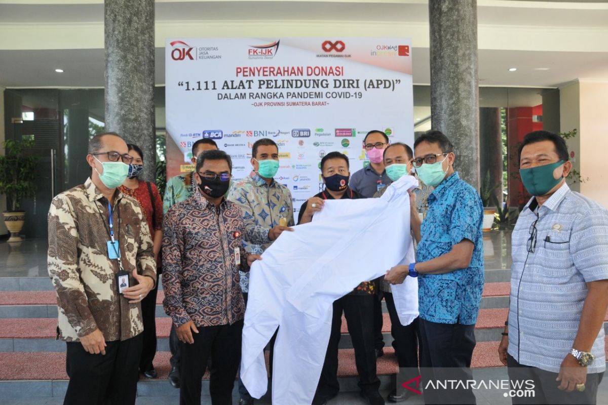 Gubernur Sumbar terima bantuan 1.111 APD dari OJK