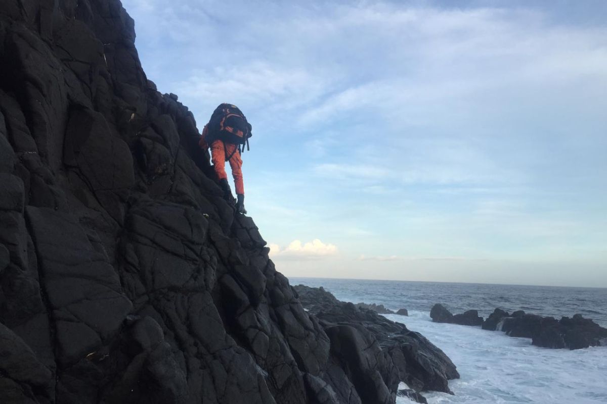 2 pemancing terjebak di atas tebing Pantai Sekongkang, Basarnas kerahkan helikopter