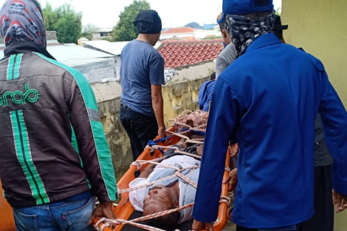 Damkar mengevakuasi penderita stroke terjebak di lantai dua