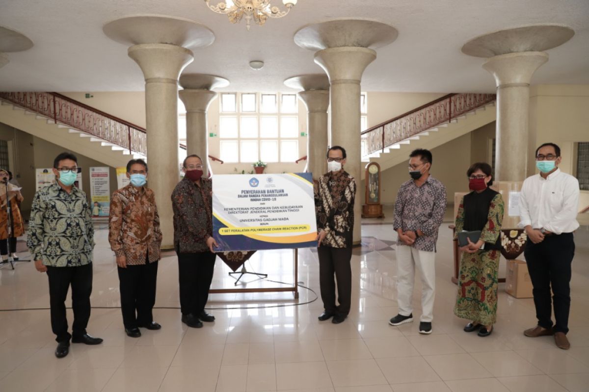 Rumah Sakit Akademik UGM dapat satu set PCR dari Kemendikbud