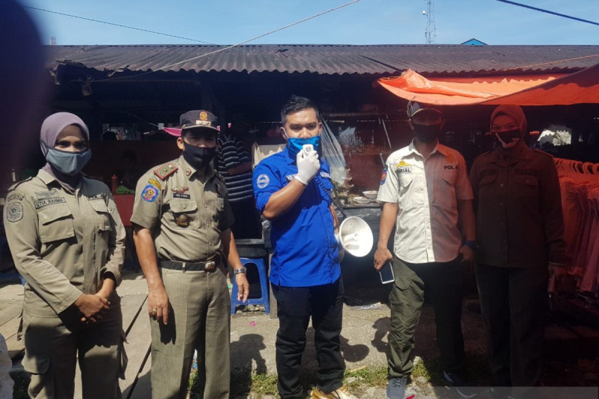 Antispasi COVID-19, pedagang-pembeli di Pasar Muaro Kiawai Pasbar dihimbau pakai masker (Video)