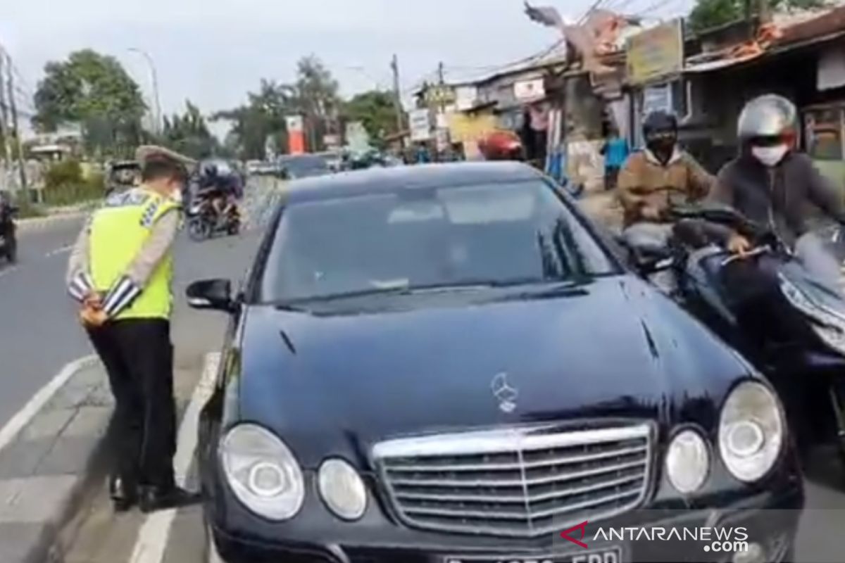 Satpol PP Jaktim kenakan sanksi  12 pelanggar PSBB di Jalan Raya Bogor