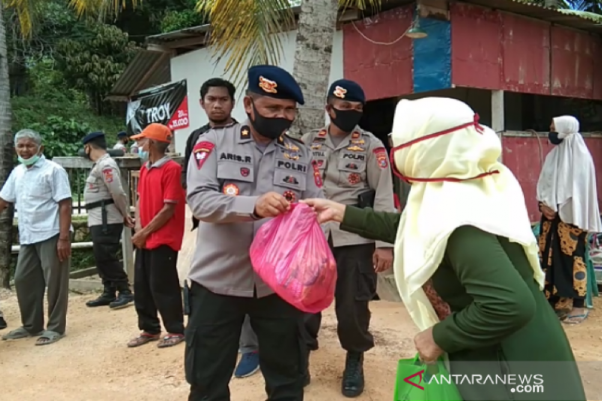 Brimob Polda Sulawesi Tenggara salurkan bantuan sembako ke warga pesisir Konawe