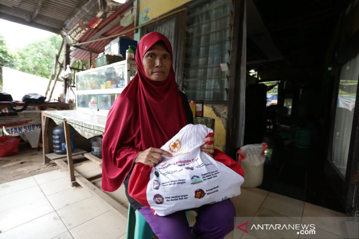 Kebahagian dari sekantong sembako selama COVID-19