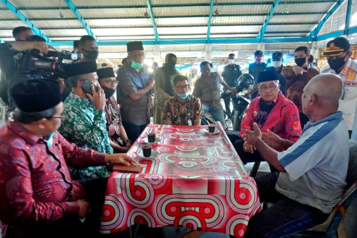 Bupati Aceh Barat ngopi pagi bersama pedagang di Pasar Bina Usaha