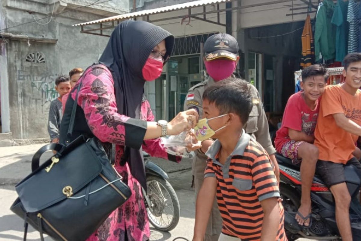 Lindungi anak dari COVID-19, LPA Mataram bagikan ribuan masker