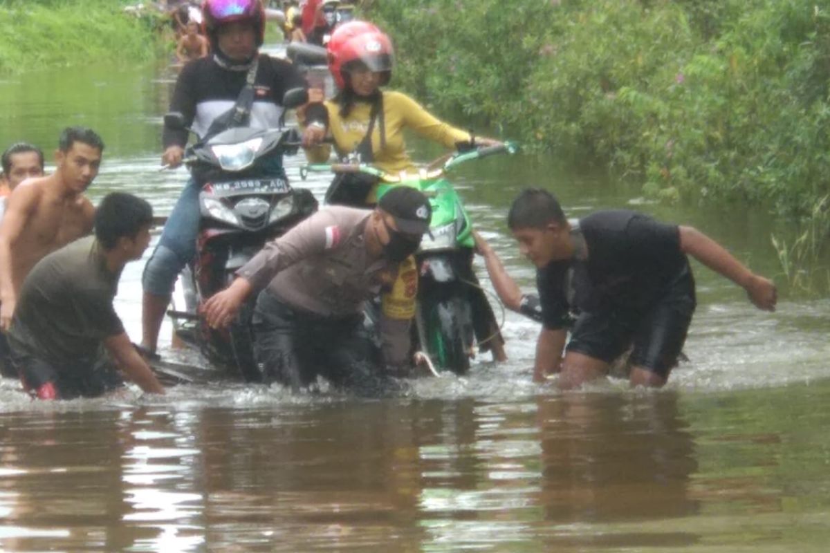 Ruas jalan Pengkadan - Jongkong Kapuas Hulu terendam banjir