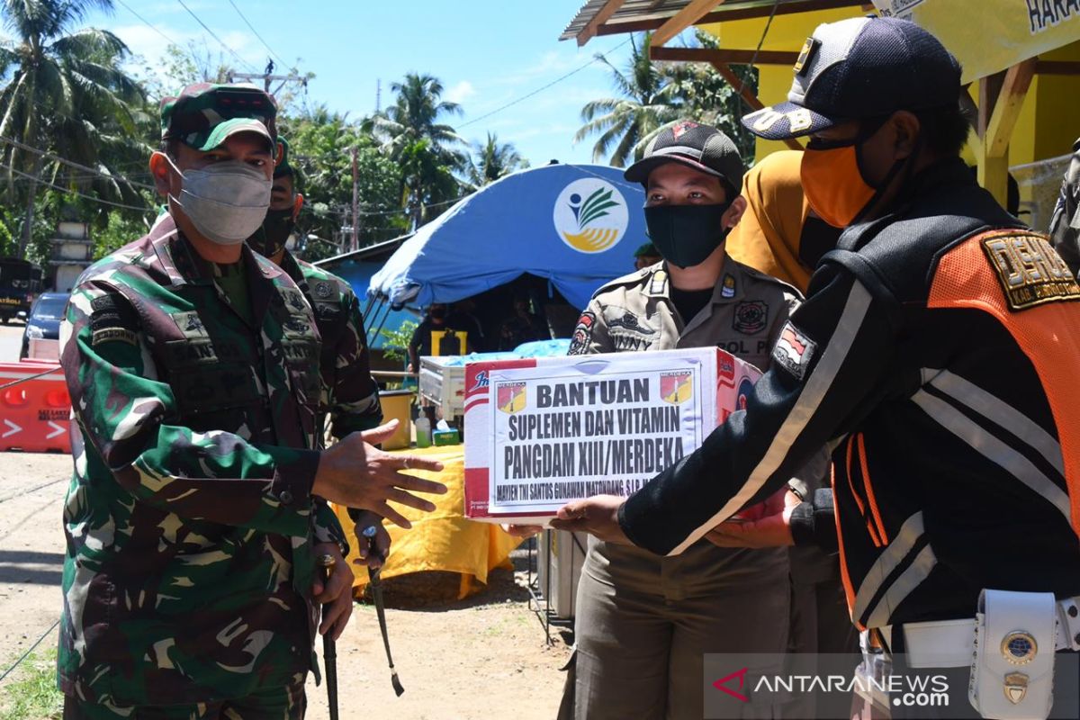 Pangdam Merdeka berikan bingkisan ke penjaga pintu masuk Gorontalo