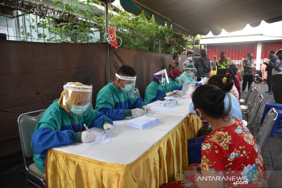 Toddler in Jember, East Java, contracts COVID-19 infection from father
