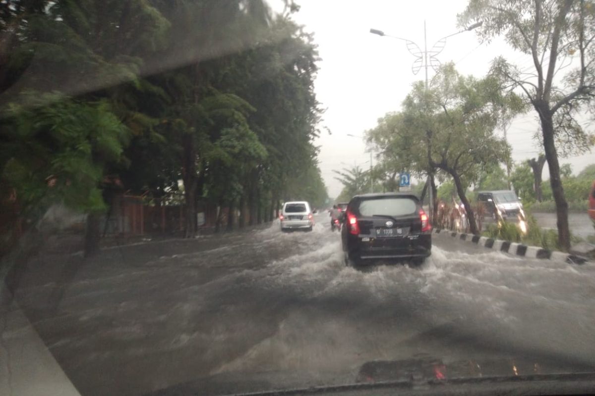 Sejumlah wilayah di Surabaya terendam banjir akibat hujan deras