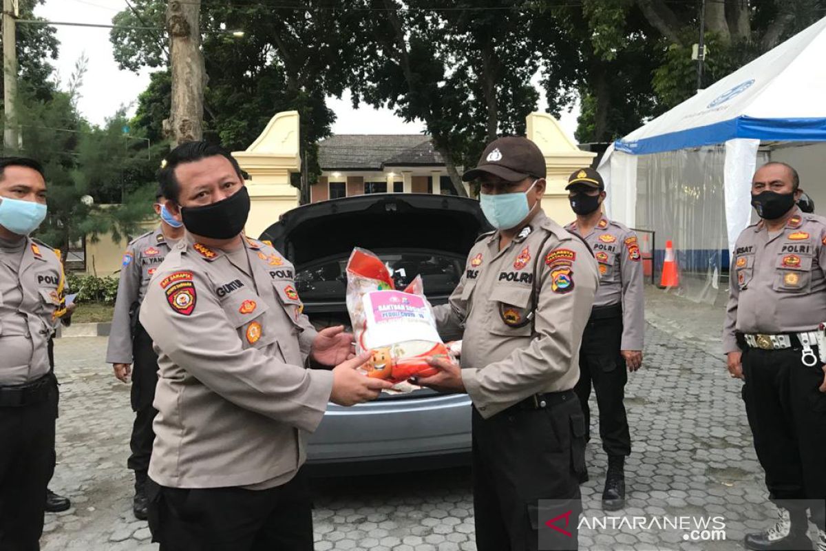 Polresta Mataram menyalurkan 9 ton beras untuk warga terdampak COVID-19