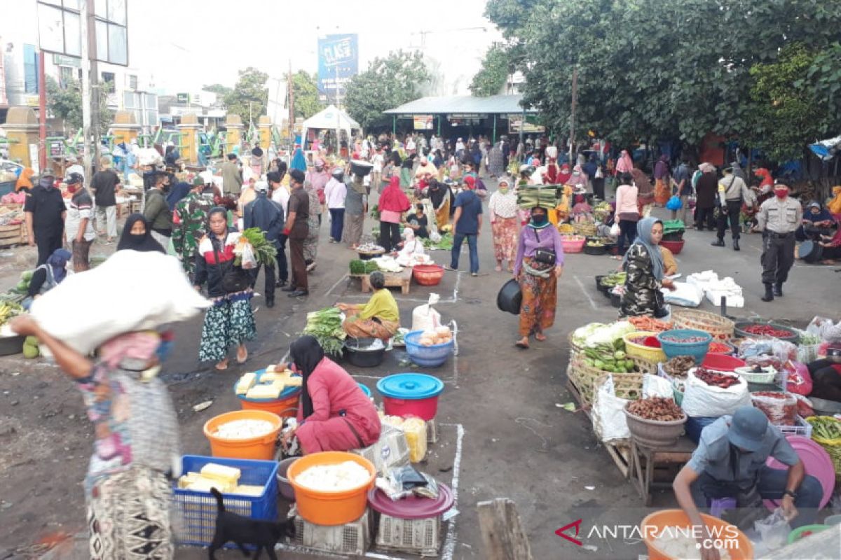 Polresta Mataram mengatur jarak lapak di Pasar Kebon Roek