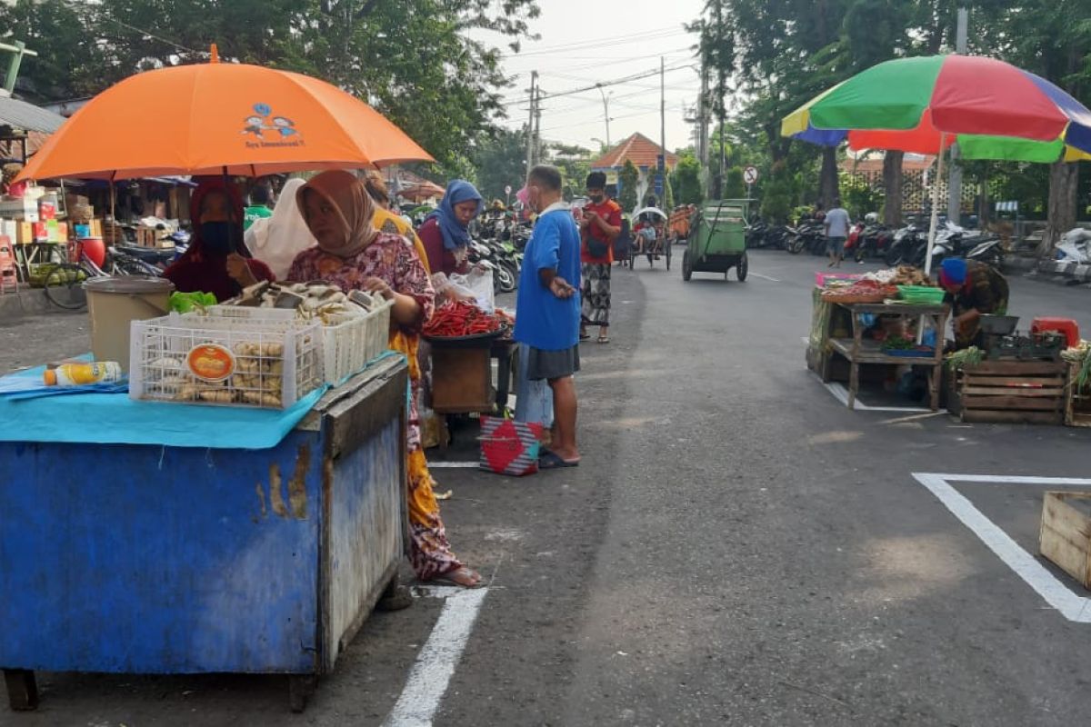 Pasar Pegirian Surabaya terapkan jaga jarak antar-pedagang