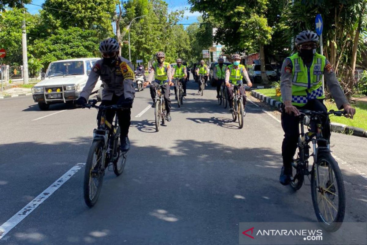 Polda NTB sosialisasikan pencegahan COVID-19 lewat patroli bersepeda