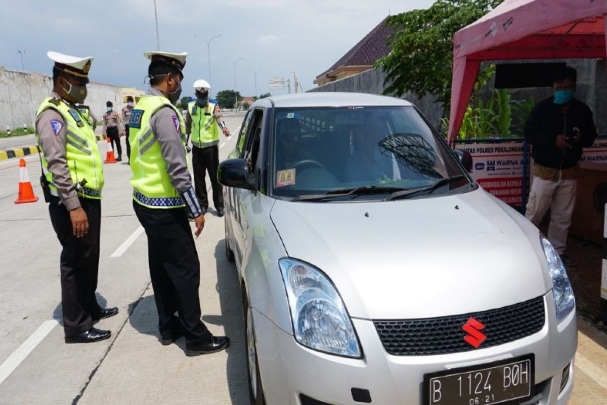 Polisi sekat kendaraan pemudik menuju Jakarta di jalur pantura