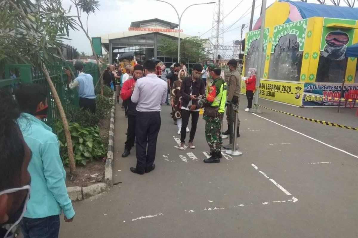Semua penumpang commuterline dari zona merah COVID-19 diperiksa masuk Stasiun Rangkasbitung