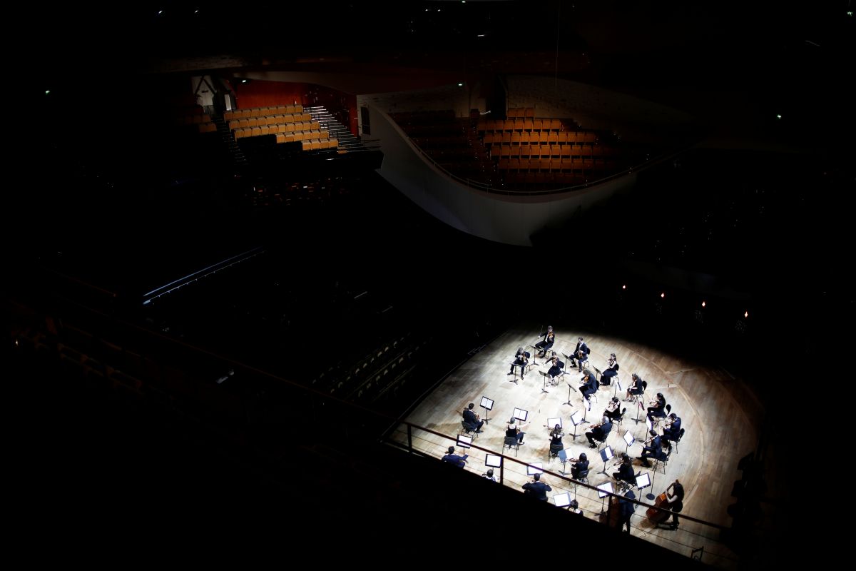 Konser era COVID-19,  orkestra Paris tampil di auditorium kosong