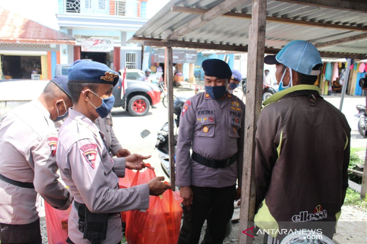 Brimob Maluku bakti sosial terkait COVID-19 di Kabupaten Seram Bagian Barat