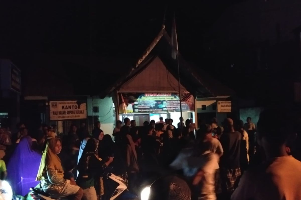 Warga Ampang Kuranji Dharmasraya datangi kantor wali terkait BLT