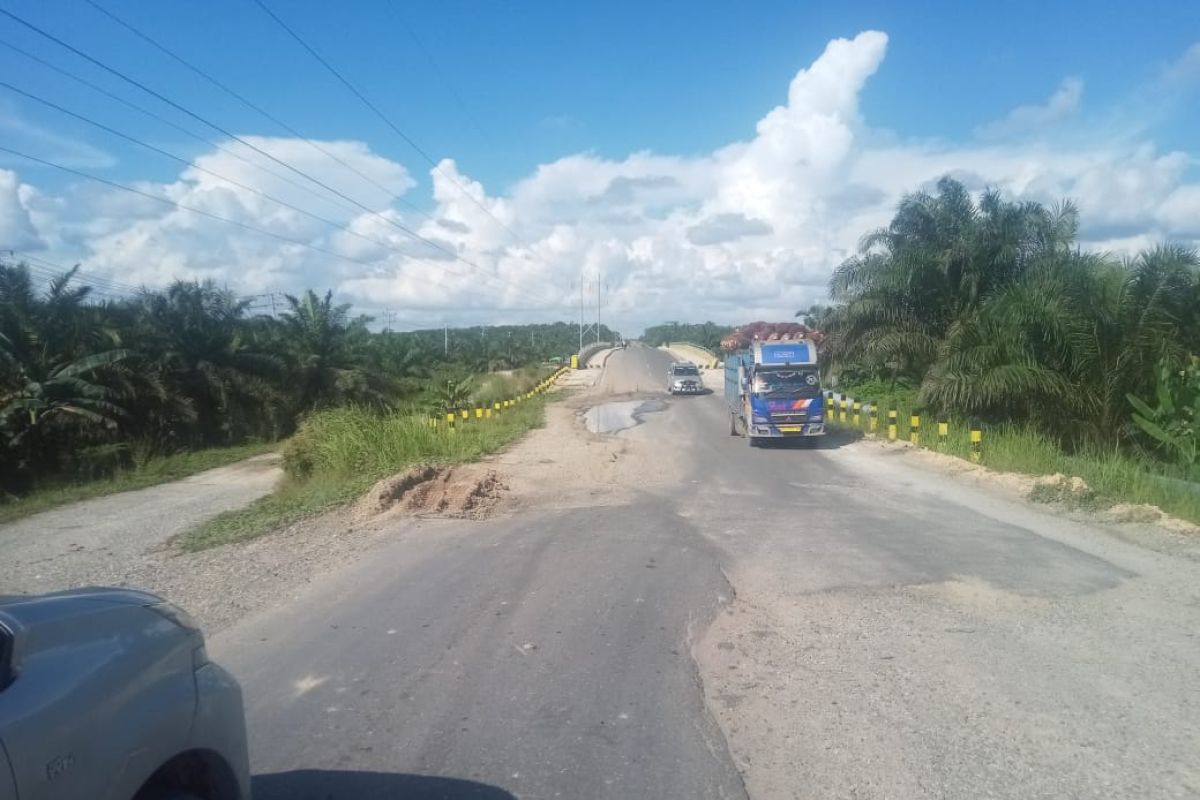 Jalan provinsi di Siak rusak parah dan melendut, gubernur disurati