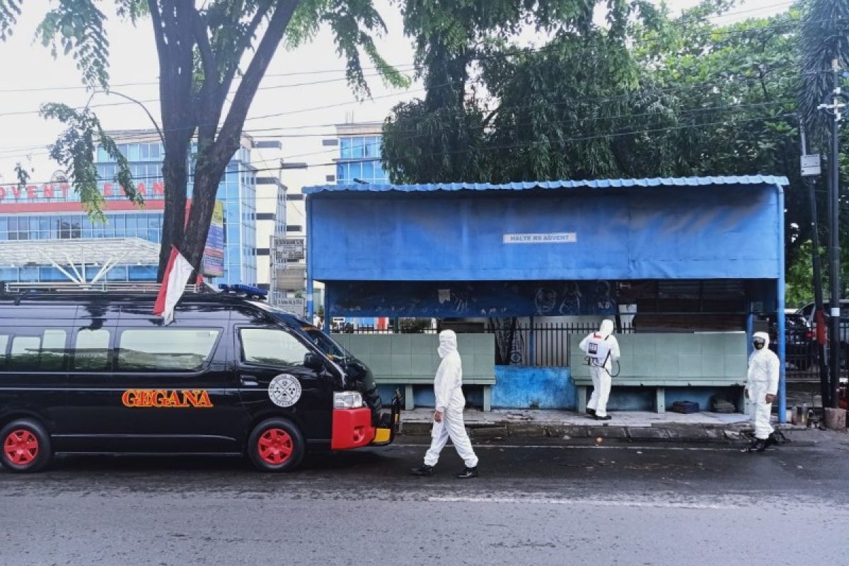 Cegah penyebaran COVID-19, Sat Brimob Polda Sumut semprot disinfektan halte di Medan