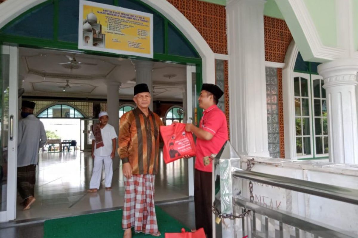 PDIP Sumbar bagikan 500 paket lebaran untuk dai