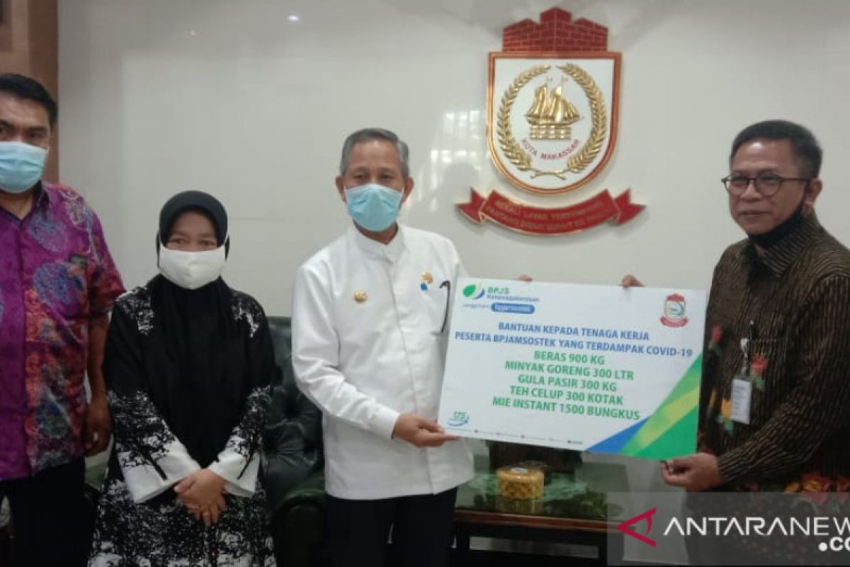 BPJAMSOSTEK salurkan bantuan kepada tenaga kerja terdampak COVID-19