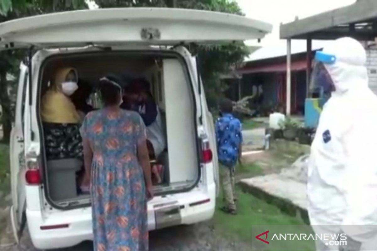 Anggota TNI AL menjadi sopir dadakan ambulans COVID-19