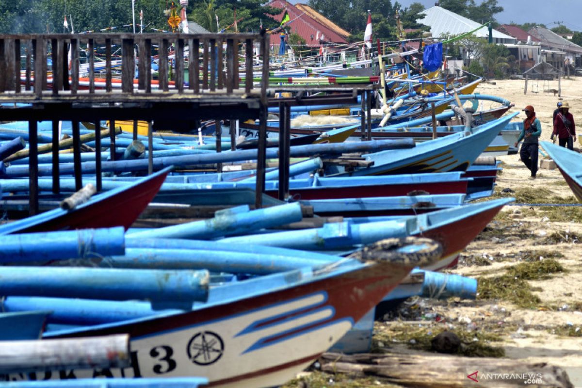 Nelayan Pantai Kedonganan tidak melaut karena gelombang tinggi