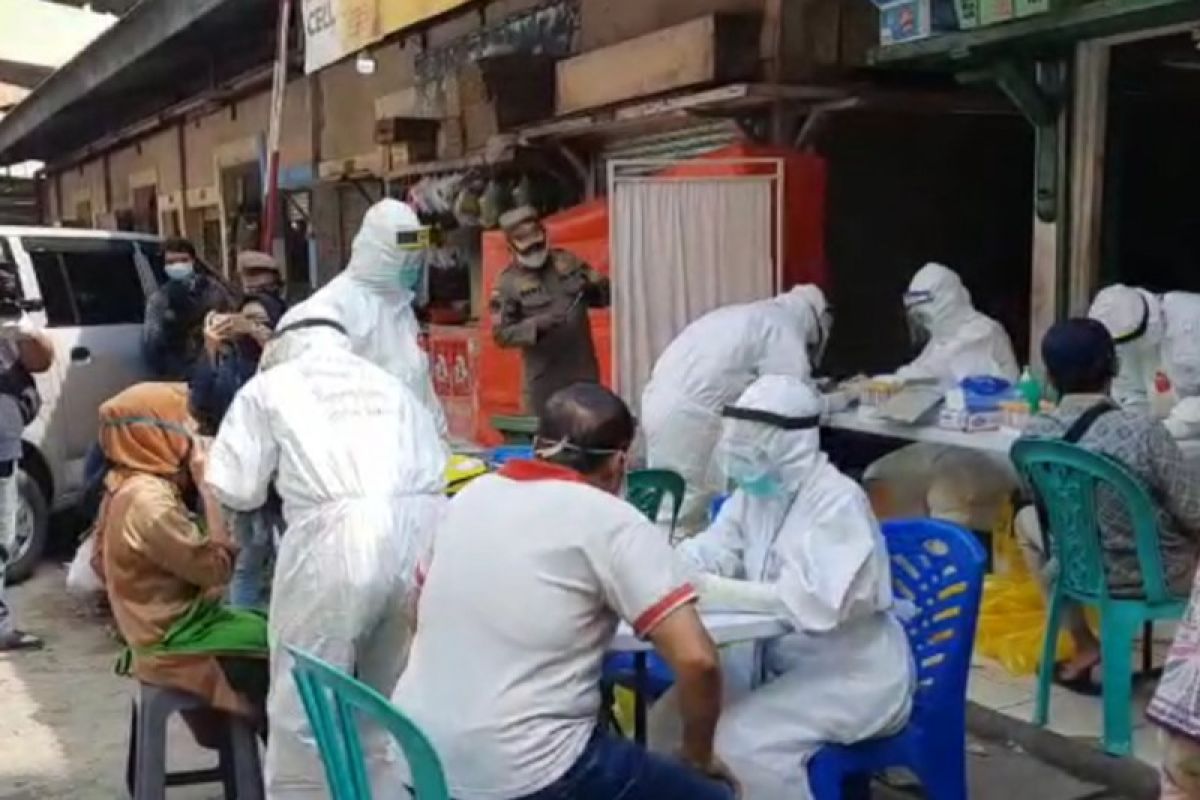 Seorang pedagang di Pasar Klender reaktif COVID-19