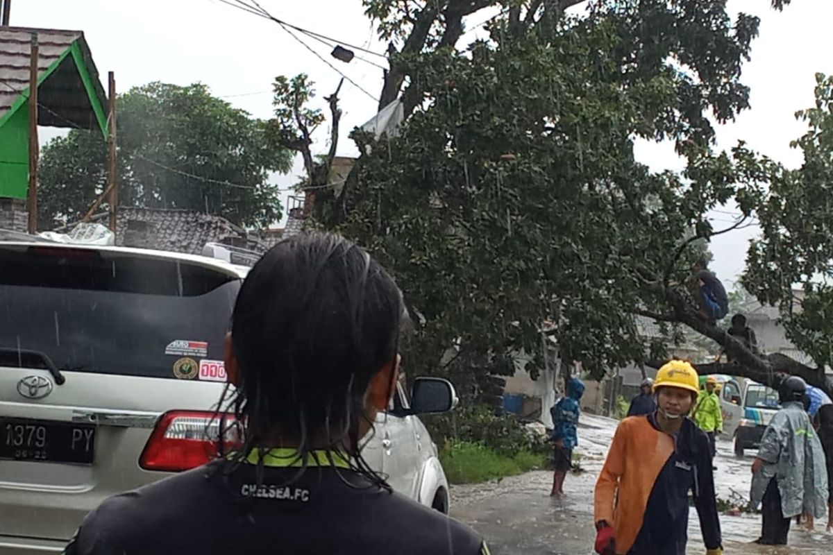 Puting beliung rusak puluhan rumah di Gegerbitung Sukabumi