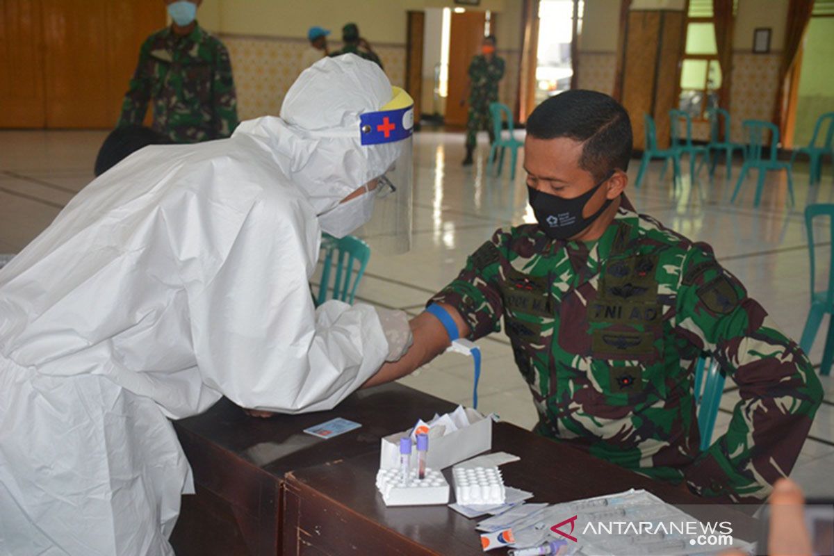 Seratusan anggota Kodim Surakarta ikuti rapid test antisipasi COVID